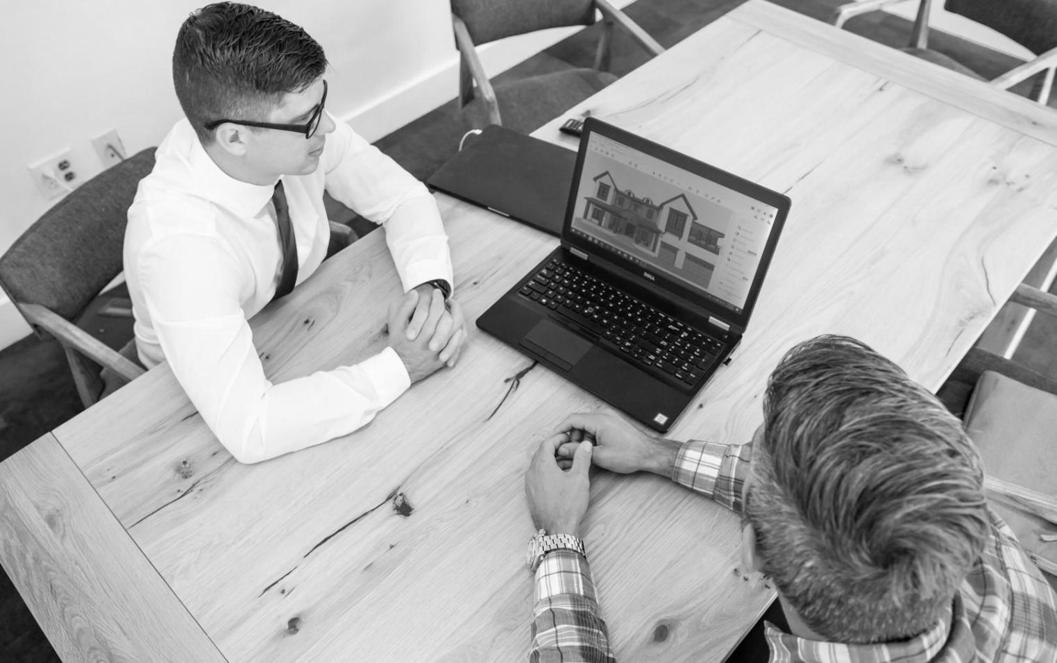 Arbeitsplatz mit Finanzunterlagen und Laptop