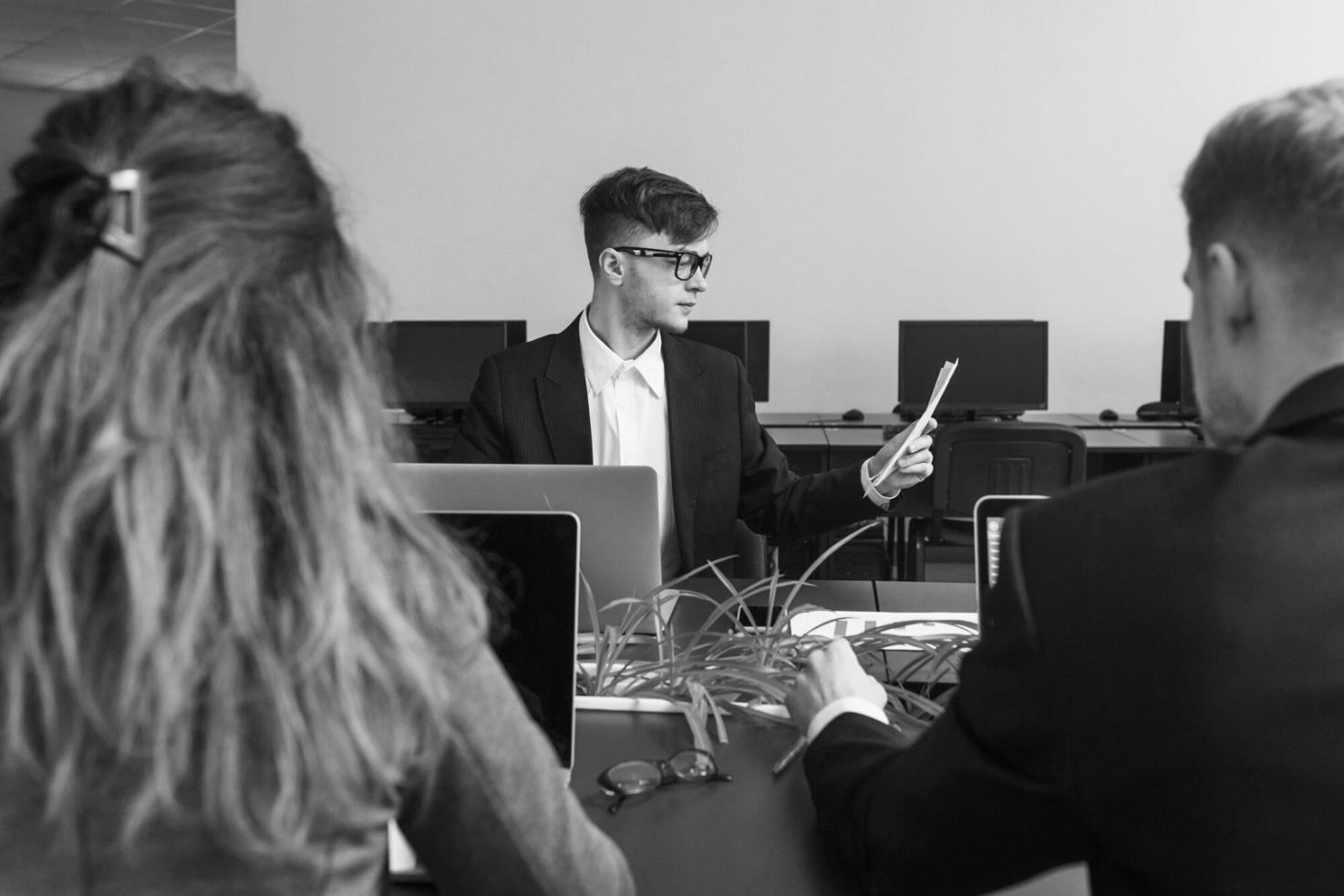 Teilnehmer beim gemeinsamen Lernen von Finanzstrategien